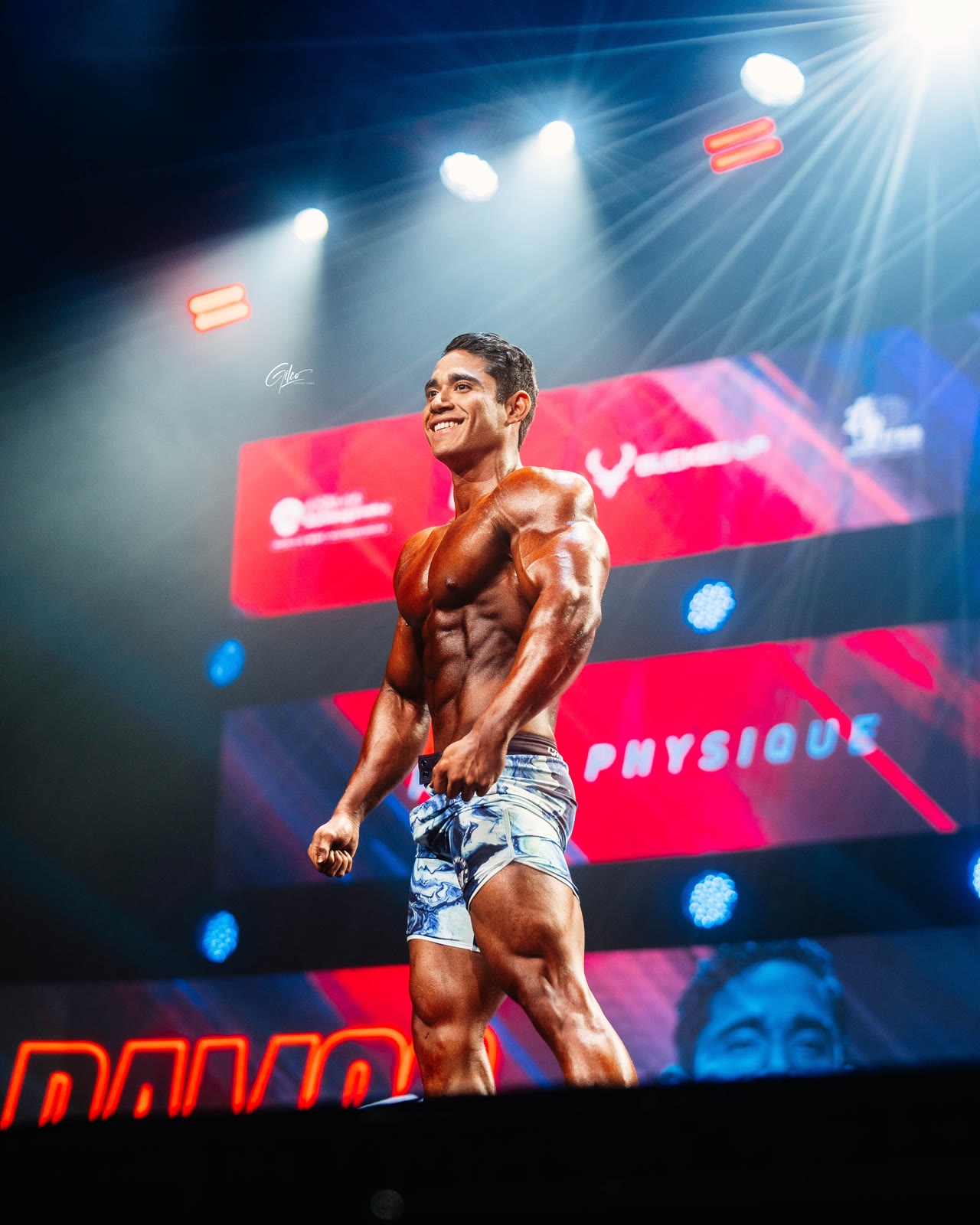 Andres Ramos, atleta IFBB Pro, en el escenario